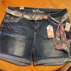 Wallflower women’s denim shorts size 22